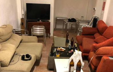 Imagen de la bajera con botellas vacías.