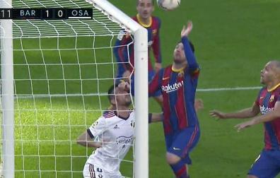 Messi y Oier, sobre la línea de gol.
