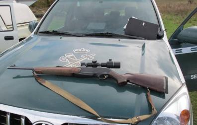 Arma encontrada en el interior del vehículo.