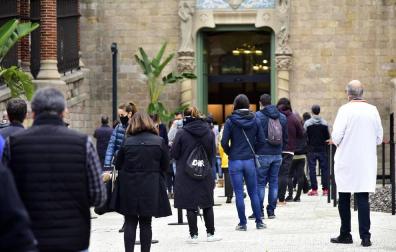 Varias personas esperan para someterse a un cribado en Hospital de Sant Pau de Barcelona.