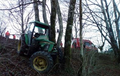 Herido un hombre de 85 años al chocar con su tractor en Odériz