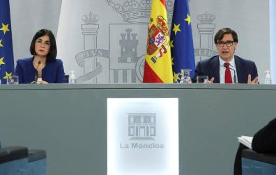 La ministra de Política Territorial y Función Pública, Carolina Darias (i), y el ministro de Sanidad, Salvador Illa, durante la rueda de prensa