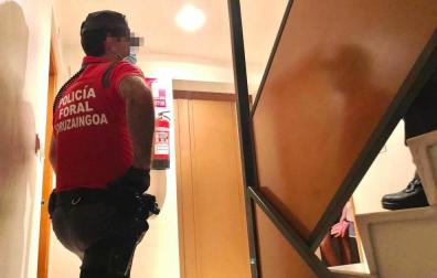 La Policía Foral, al acudir a un domicilio tras un requerimiento vecinal.