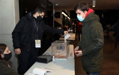 El pabellón Navarra Arena acogió este domingo, 6 de diciembre, las votaciones para elegir a la próxima Asamblea General del C.A. Osasuna.