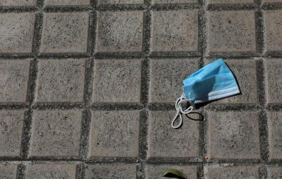 Tirar al suelo mascarillas y guantes podría sancionarse