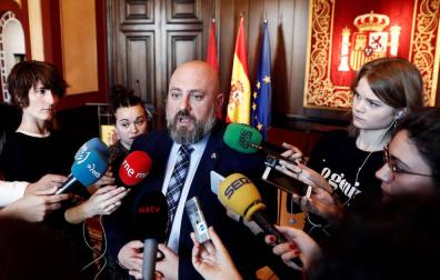 El delegado del Gobierno, José Luis Arasti, haciendo declaraciones a la prensa