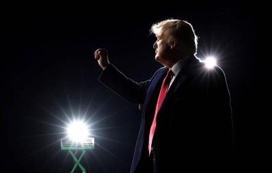 Trump carga contra miembros del partido en su primer mitin tras la derrota