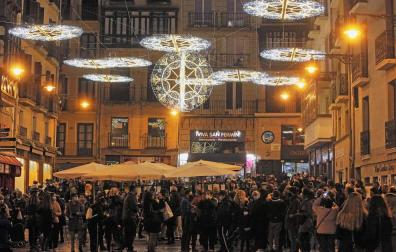 El encendido ayer por la tarde de las luces de Navidad congregó a un buen número de personas en la zona de las terrazas de hostelería de la Plaza del Ayuntamiento de Pamplona.