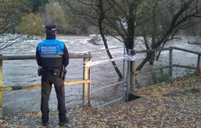 Cerradas las pasarelas junto al Club Natación por la crecida del Arga
