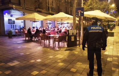 Denunciado el dueño de un bar por insultar a los agentes y arengar a los clientes en contra de la Policía