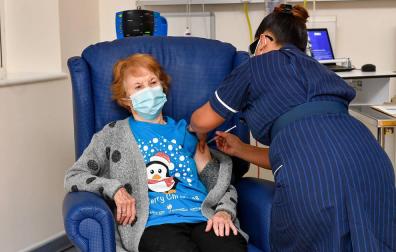 Una mujer de 90 años, la primera del mundo en recibir la vacuna de Pfizer