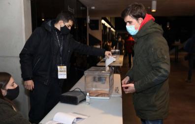Un socio compromisario ejerce su derecho a voto durante las elecciones del pasado domingo en el Navarra Arena.