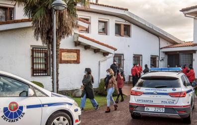Sorprenden a decenas de jóvenes toda la noche de fiesta en un convento vizcaíno