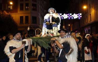 Paso de la tradicional comitiva del carbonero por las calles de la capital navarra dando inicio a las Navidades 2019