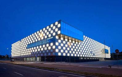 Pruebas de iluminación para poner a punto el pabellón Reyno de Navarra Arena