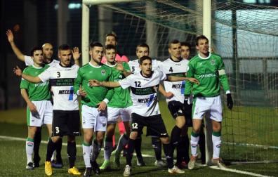 Varios jugadores esperan al lanzamiento de un córner durante el partido San Juan y el Beti Onak