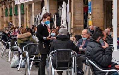 Terrazas al completo en la plaza de los Fueros de Estella el jueves por la mañana.