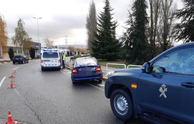 Se sale dela vía y choca con su coche contra una valla en Pamplona