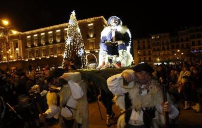 Paso de la tradicional comitiva del carbonero por las calles de la capital navarra dando inicio a las Navidades 2019