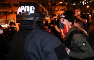 Diez heridos en disturbios entre partidarios y detractores de Trump
