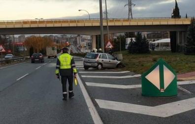 Trasladado al CHN un joven de 18 años tras chocar contra una bionda en Pamplona