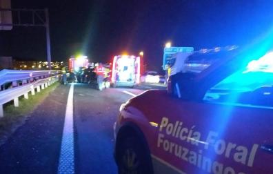 Los bomberos han tenido que desatrapar a una de las personas heridas ya que los daños en el vehículo impedían abrir la puerta