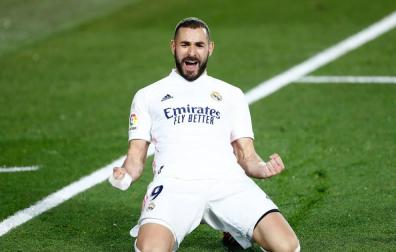 Benzema celebra uno de sus dos goles ante el Athletic de Bilbao