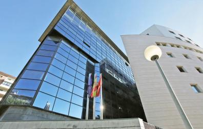 Absuelta una auxiliar que entró en las historias clínicas de familiares