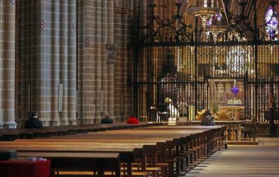 Las misas y oficios de Semana Santa en Pamplona, on-line o por televisión