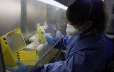 Fotos que muestran cómo se trabaja en el laboratorio del pabellón L del Complejo Hospitalario de Navarra donde se analizan las PCR