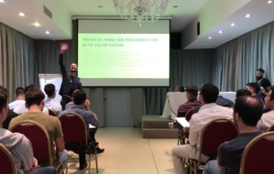 Imagen del vídeo en el que Álvaro Reyes imparte su curso para ligar en las discotecas