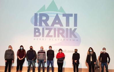 Miembros de Irati Bizirik, en la presentación de ayer en Aoiz.