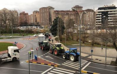 Una caravana de 200 vehículos recorre las rondas de Pamplona contra la nueva tributación del IRPF