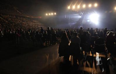 La asistencia de más de 4.000 personas al concierto de Raphael provoca críticas por las restricciones navideñas