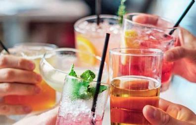 La UE quiere prohibir la venta de pajitas, bastoncillos y vasos de plástico