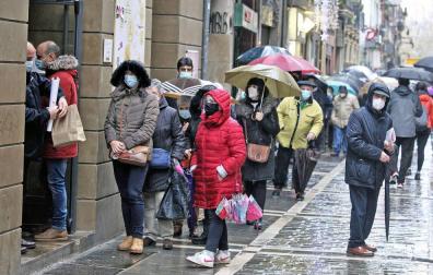 Las colas para adquirir el calendario municipal, tradición