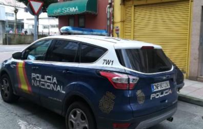 Un coche de la Policía Nacional, en una calle de Lugo.
