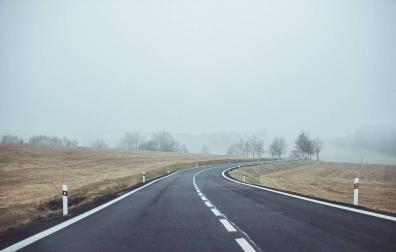 Imagen de una carretera secundaria vacía