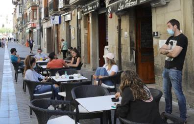 Clientes en una terraza de la calle Mayor de Sangüesa.