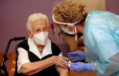 Mayores y sanitarios de toda España inauguran la vacunación