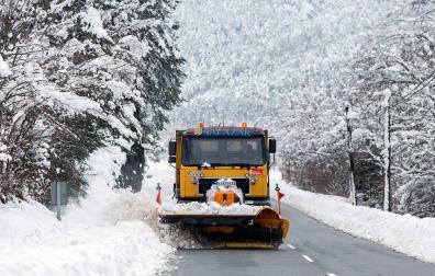 El Gobierno movilizó la pasada noche 100 quitanieves, ante la amenaza de una nueva nevada