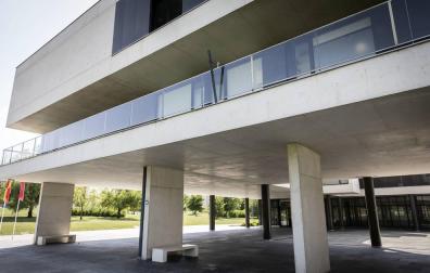 Balcón del Ayuntamiento del Valle de Egüés, en Sarriguren, sin pancarta contra la violencia sexista