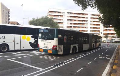 VISIBILIDAD. A pesar de que existe una zona específica en blanco para solventar el asunto, la visibilidad puede ser insuficiente cuando hay autobuses estacionados tanto para quienes circulan en bici como para aquellos coches que atraviesan la glorieta.
