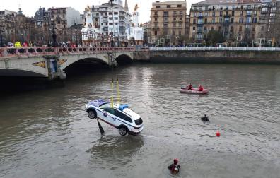 Rescate del río Urumea del coche patrulla de la Ertzaintza con el agente fallecido en su interior