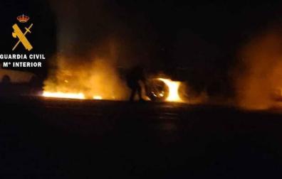 Agentes de la Guardia Civil extinguieron el fuego que se había producido en el camión