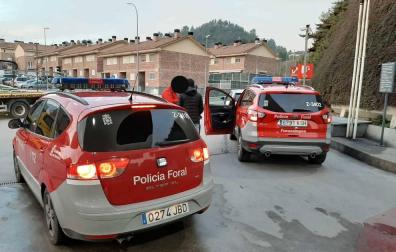 Agentes de la Policía Foral interceptan el coche en Estella