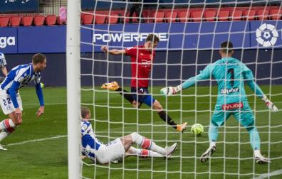 Osasuna resiste con uno menos ante el Alavés para despedir el año