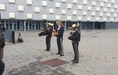 Los mariachis, en el exterior del Navarra Arena.