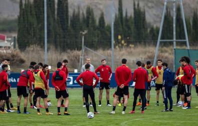 Los jugadores de Osasuna, durante una charla técnica en un entrenamiento anterior en Tajonar