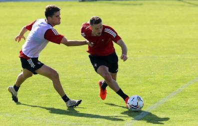Javi Martínez intenta tapar a Kike Barja.